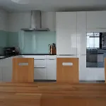 Luxus 3.5 Zimmer-Wohnung-Balkon-Whirlpool-Parking