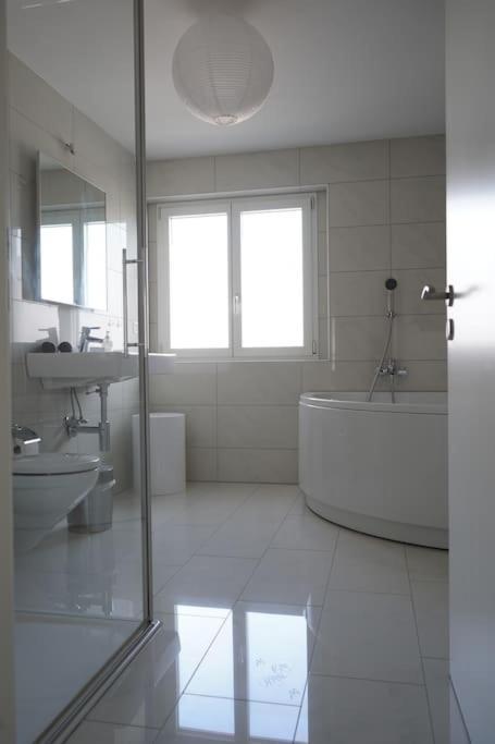 Luxus 3.5 Zimmer-wohnung-balkon-whirlpool-parking Apartment