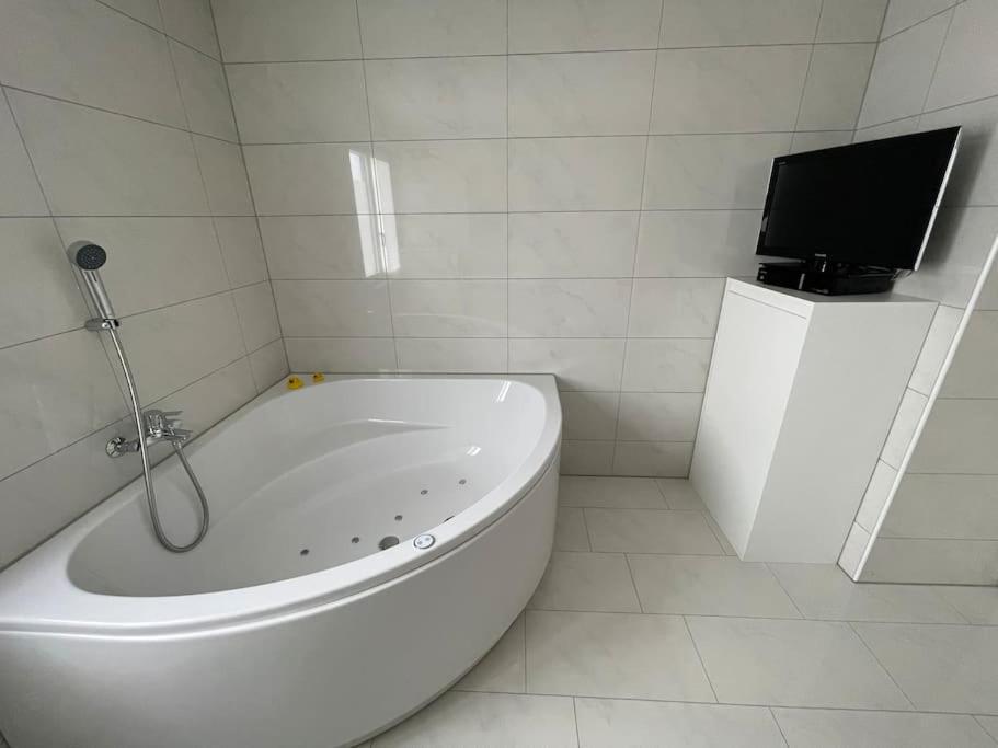 Luxus 3.5 Zimmer-wohnung-balkon-whirlpool-parking *