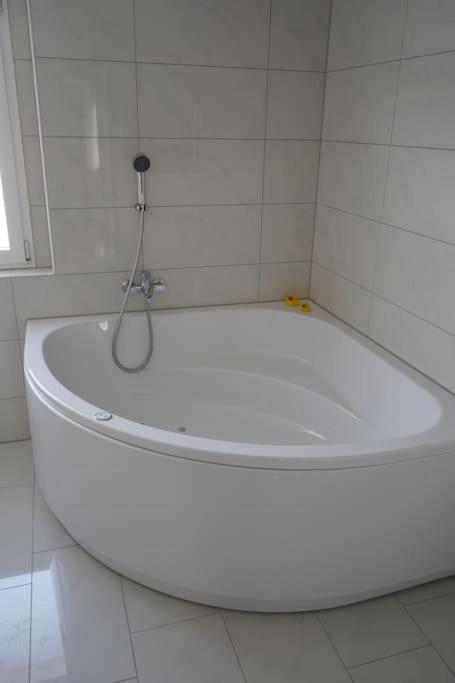 Luxus 3.5 Zimmer-wohnung-balkon-whirlpool-parking Luzern