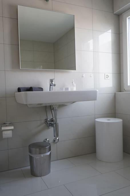 Apartment Luxus 3.5 Zimmer-wohnung-balkon-whirlpool-parking *