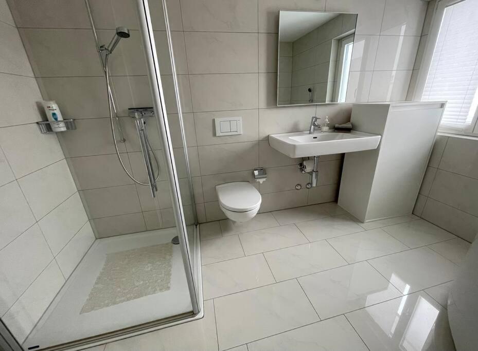 Luxus 3.5 Zimmer-wohnung-balkon-whirlpool-parking *