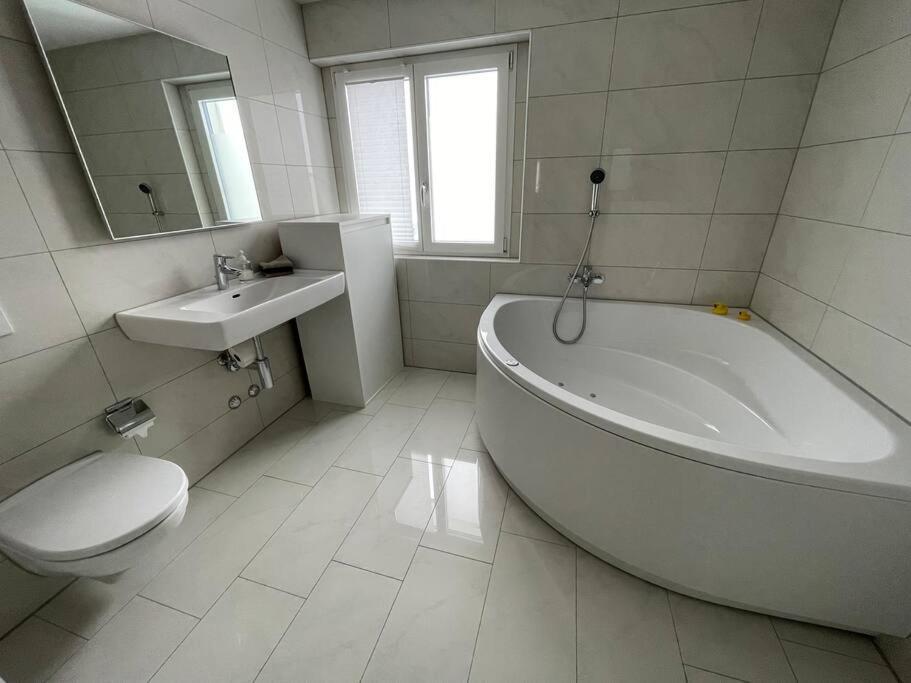 Apartment Luxus 3.5 Zimmer-wohnung-balkon-whirlpool-parking