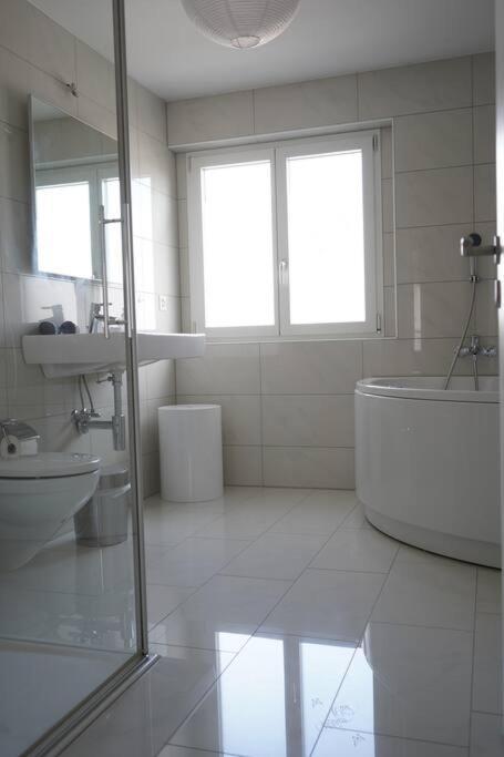 Luxus 3.5 Zimmer-wohnung-balkon-whirlpool-parking Apartment *