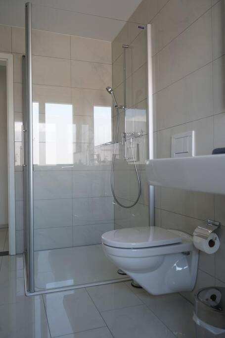 Appartement Luxus 3.5 Zimmer-wohnung-balkon-whirlpool-parking