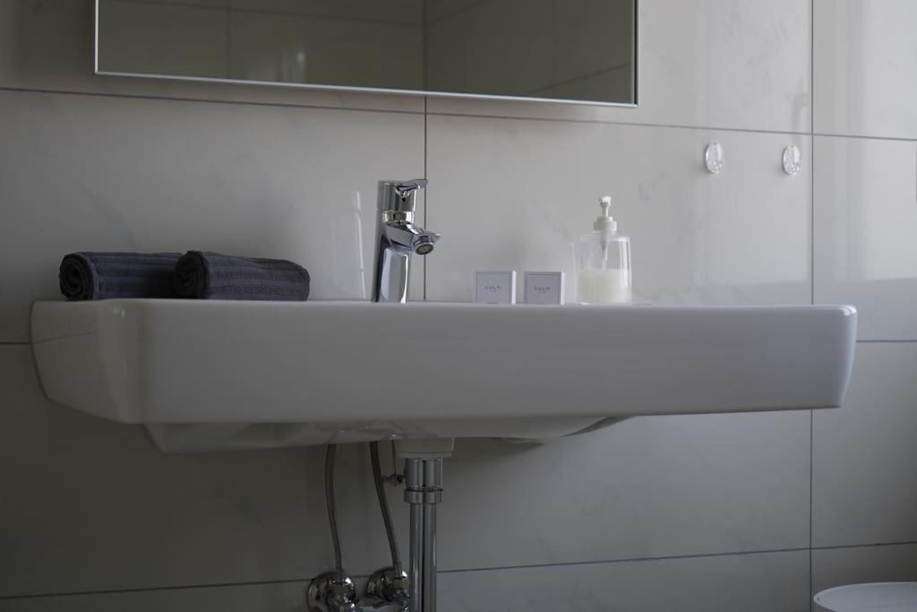 Luxus 3.5 Zimmer-wohnung-balkon-whirlpool-parking
